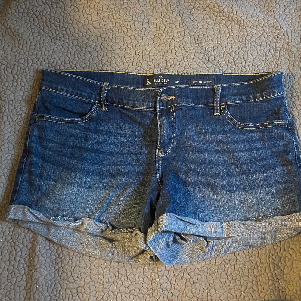 Hollister Classic Low-Rise Midi Shorts